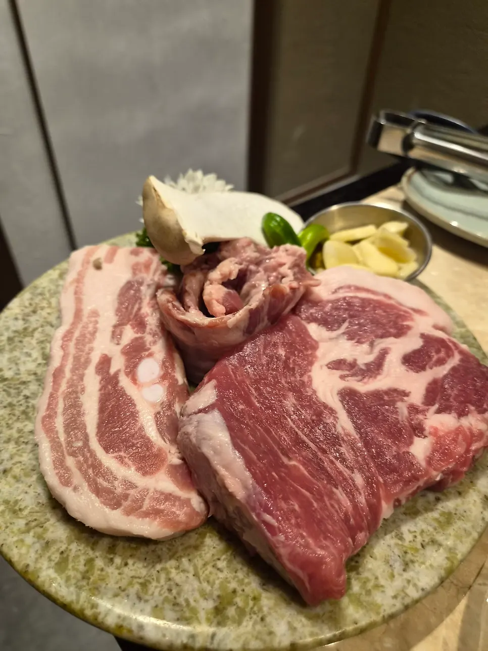 Plate of raw Woori Handon pork sampler set, 550g