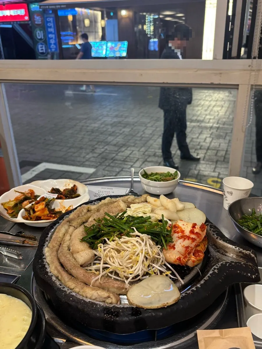 창가 자리에서 본 방이동 먹자골목 거리