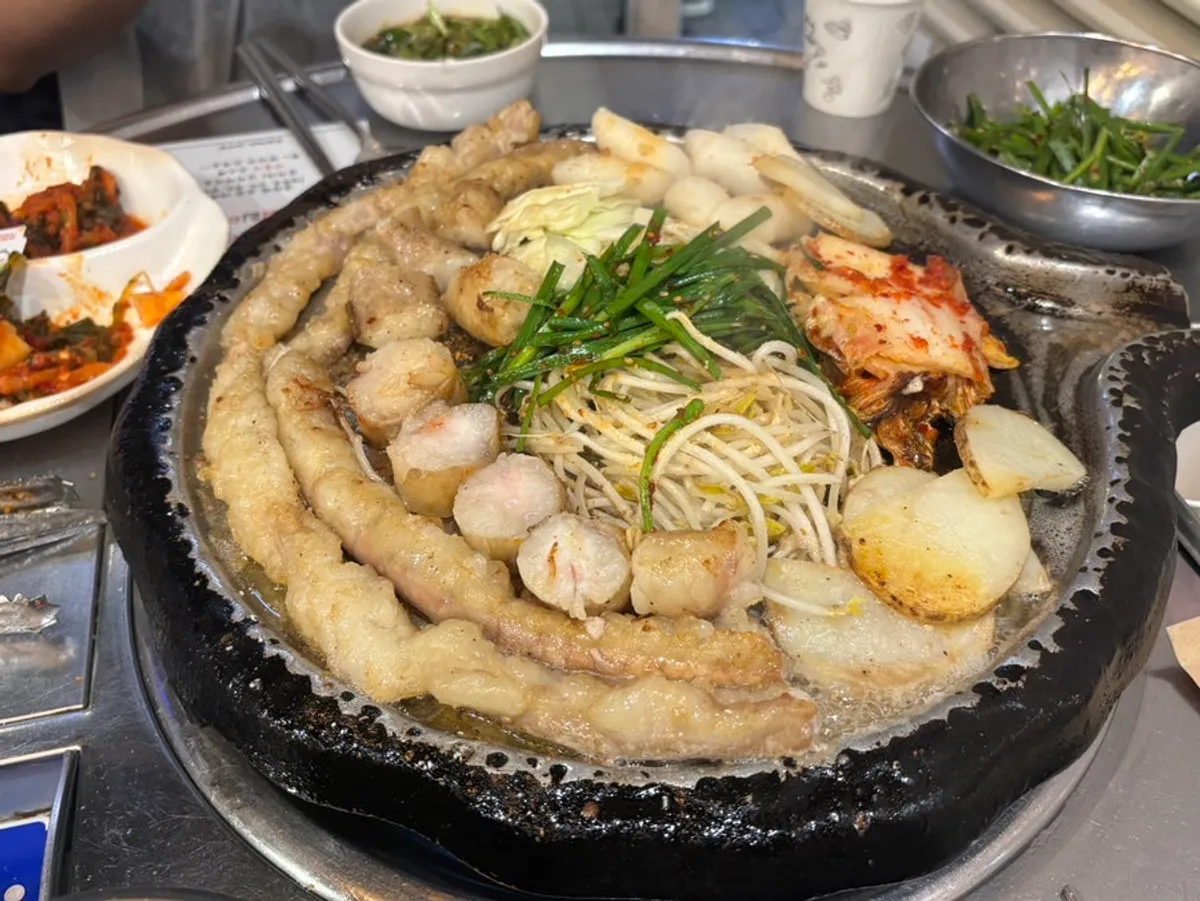창가석 불판 위에서 익어가는 곱창과 야채