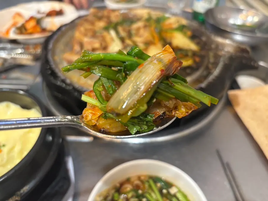 부추무침을 올려 구운 곱창