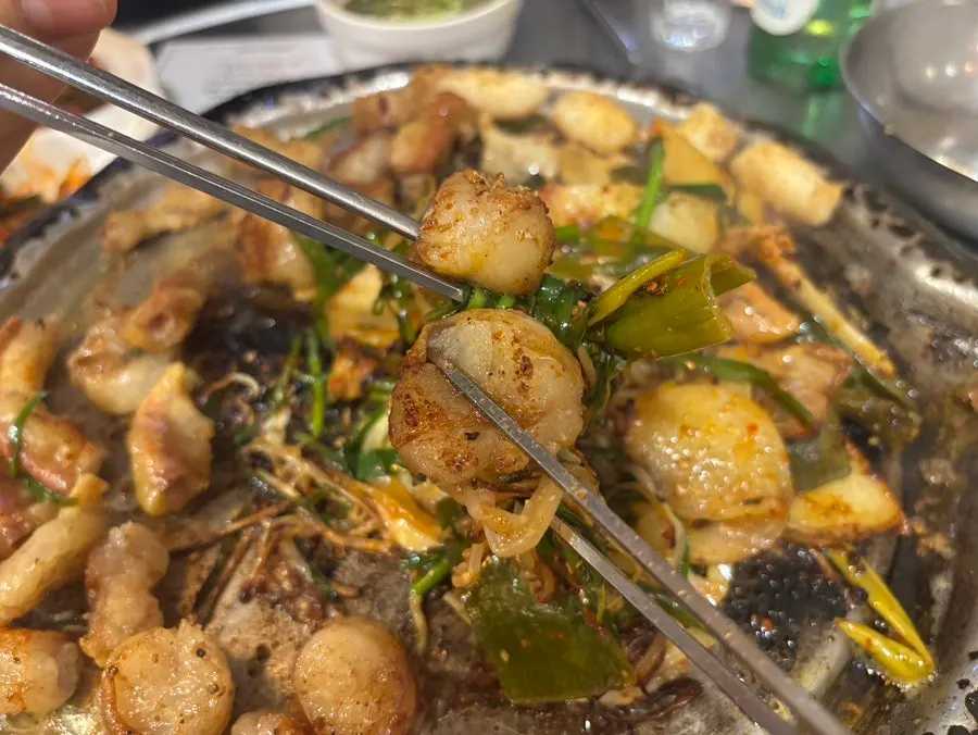 대파김치와 부추를 함께 올린 곱창 조합
