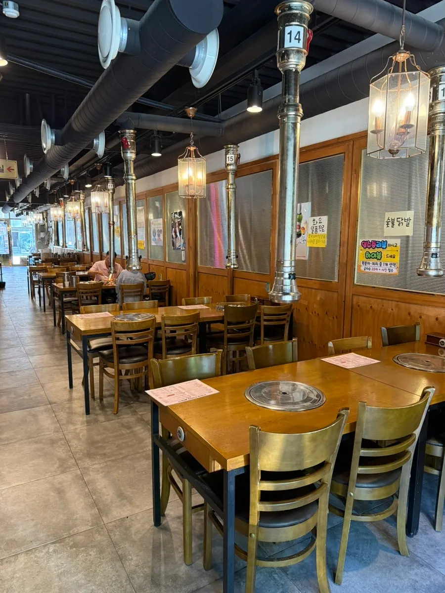 Long dining hall seating at Dangsan Odol Bangi Branch