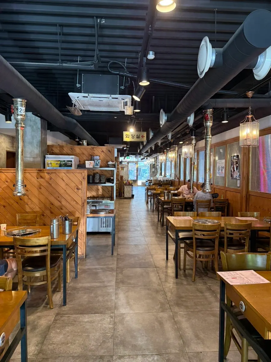 Table arrangement inside the group room at Dangsan Odol Bangi Branch