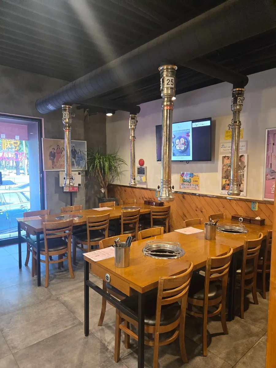 Dining room at Dangsan Odol Bangi Branch with generous table spacing