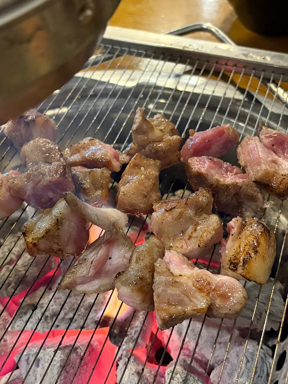 Grilled lamb ribs eaten wrapped in lettuce