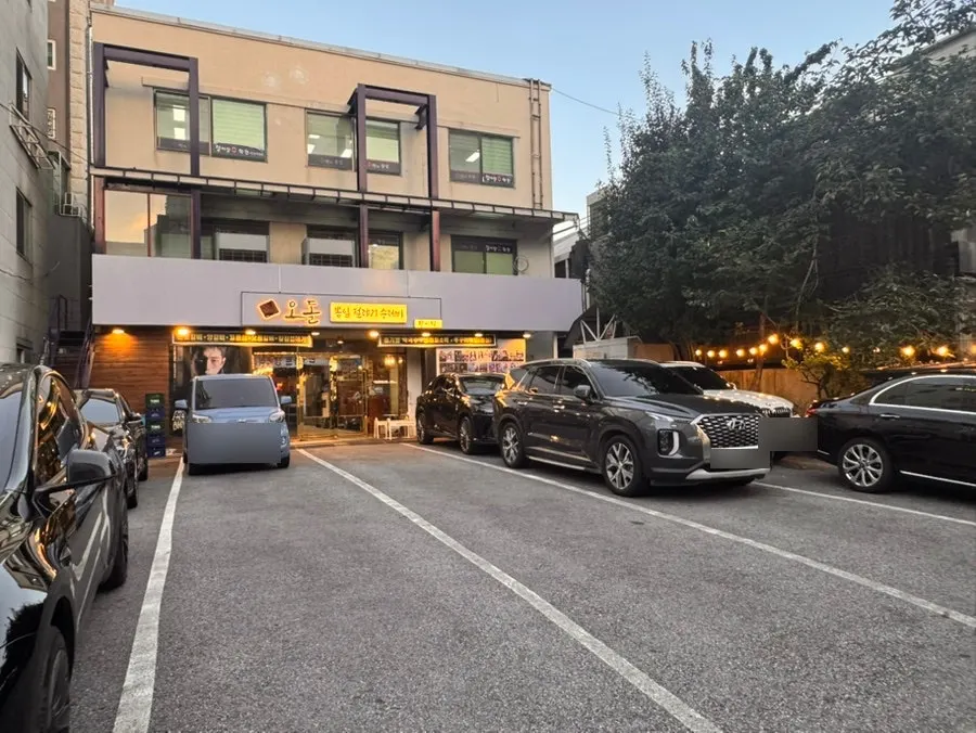 Large parking lot in front of the restaurant