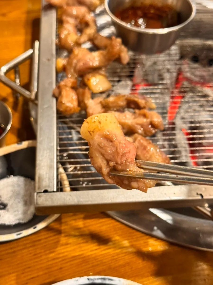 Kkodeulsal grilling on the charcoal grill