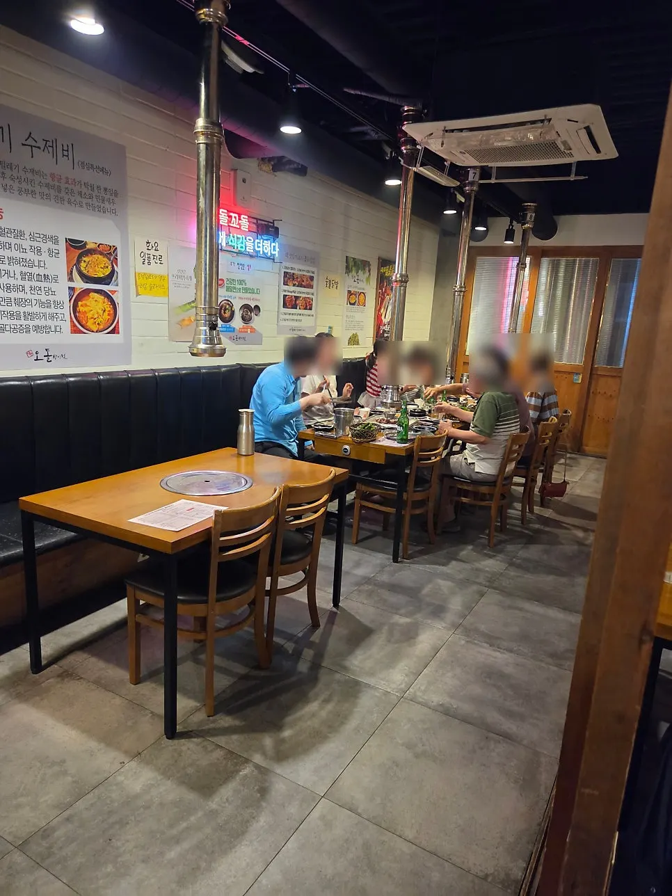 당산오돌 방이점 매장 내부 세로 구도