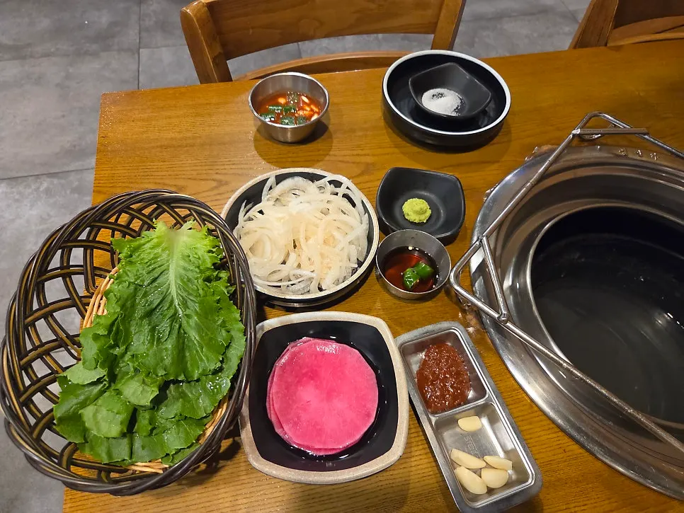 굽기 전 접시에 담긴 눈꽃갈비