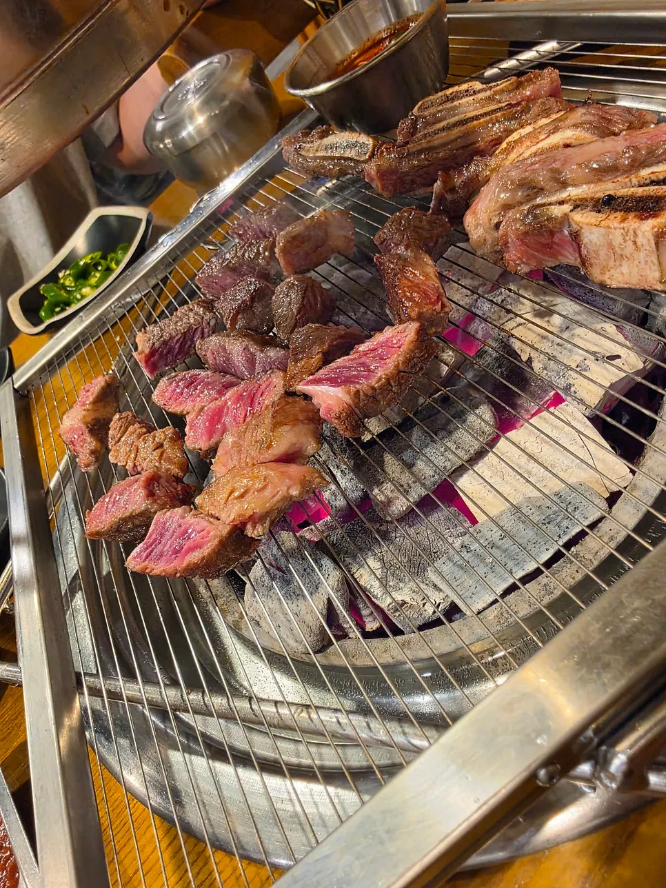 숯불 위에서 익어가는 눈꽃갈비