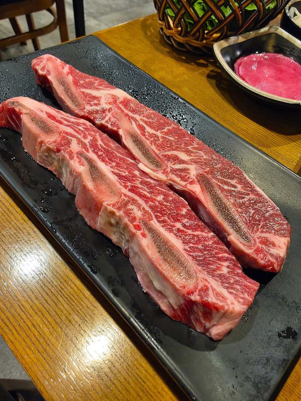 소금에 찍어 먹기 좋게 익은 눈꽃갈비