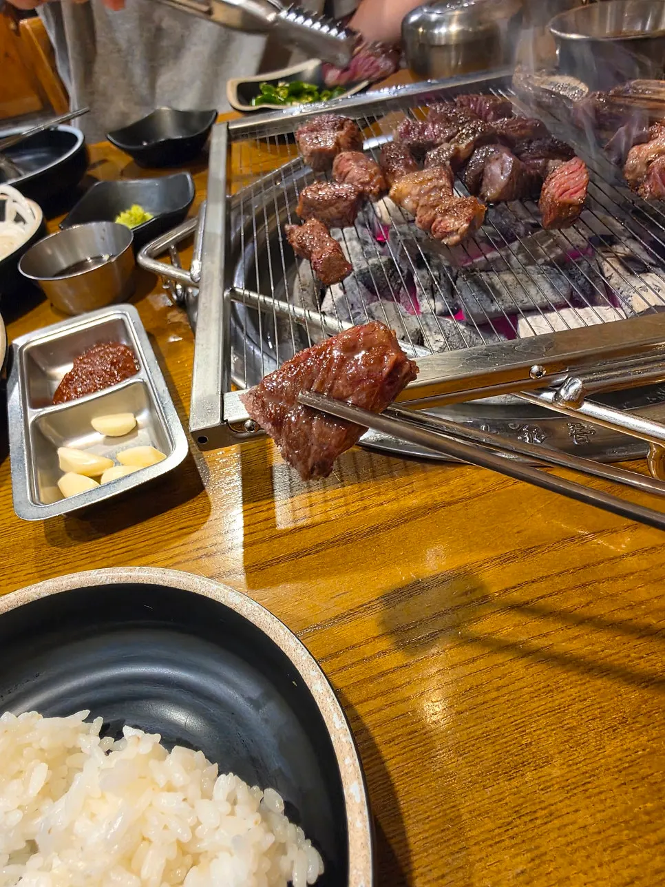 눈꽃갈비 한 점을 집어 올린 모습