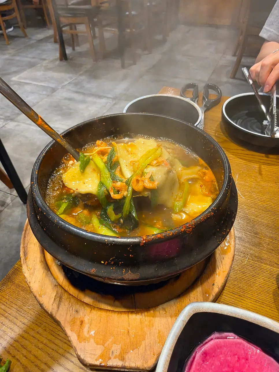 뽕잎 수제비 반죽 색이 보이는 그릇