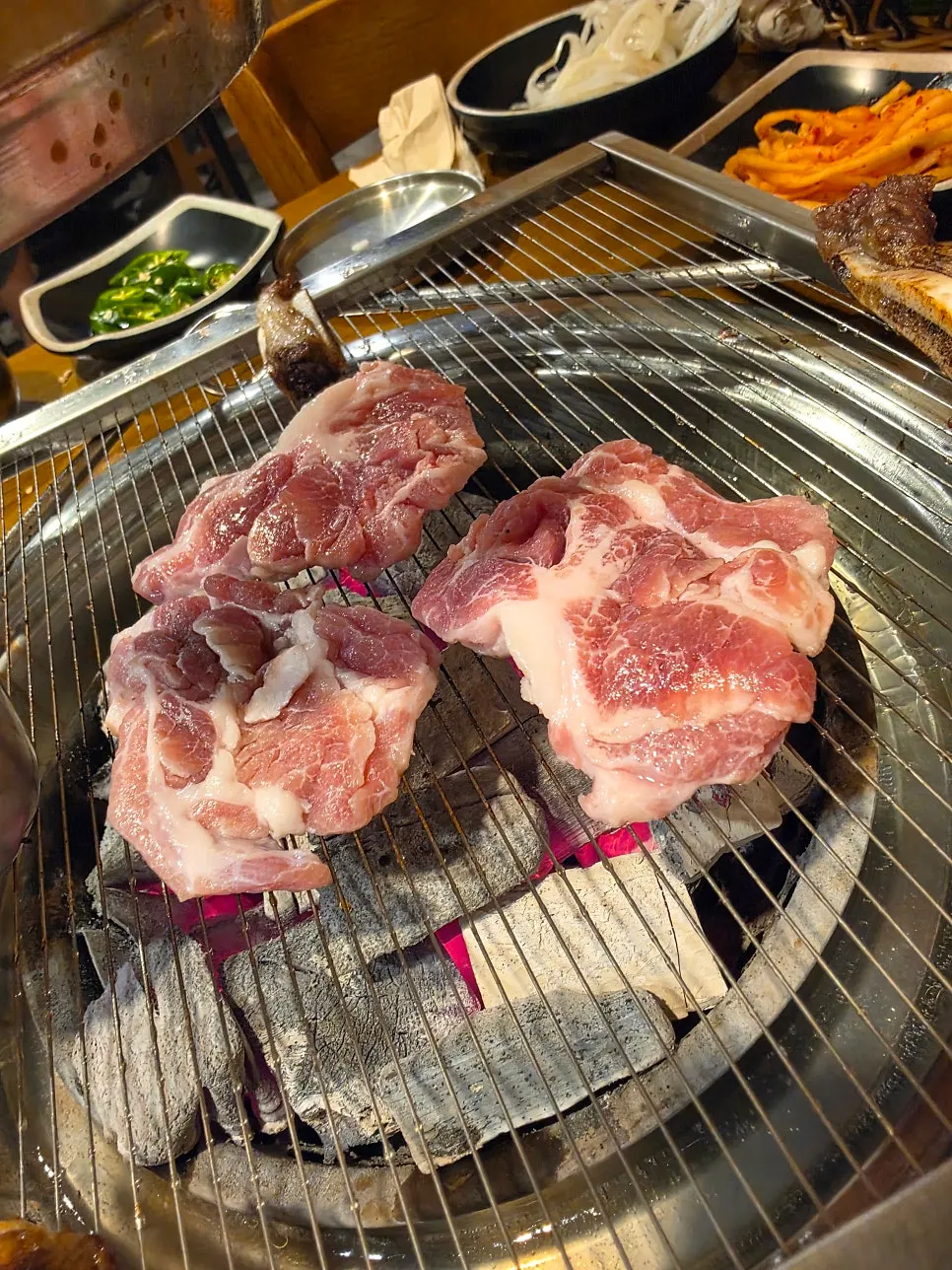 눈꽃갈비와 반찬이 함께 놓인 상차림