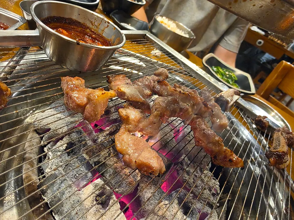 고기와 수제비를 함께 차린 테이블