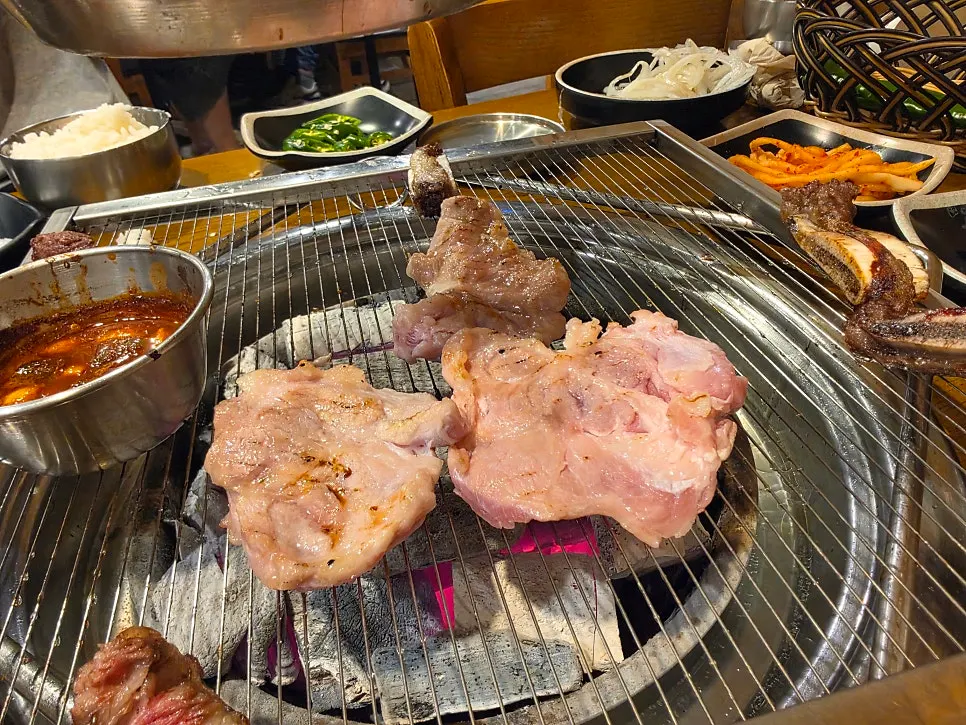 식사 마무리 무렵의 고기집 테이블