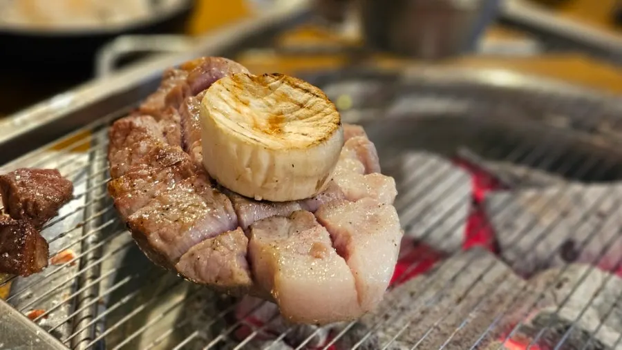 Silk-mango pork neck with mango-style scoring
