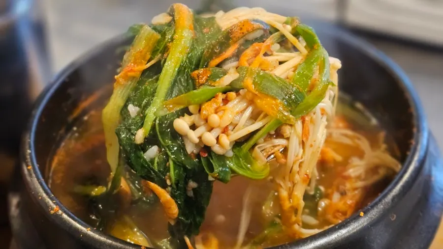 Spicy broth of the haejang sulbap