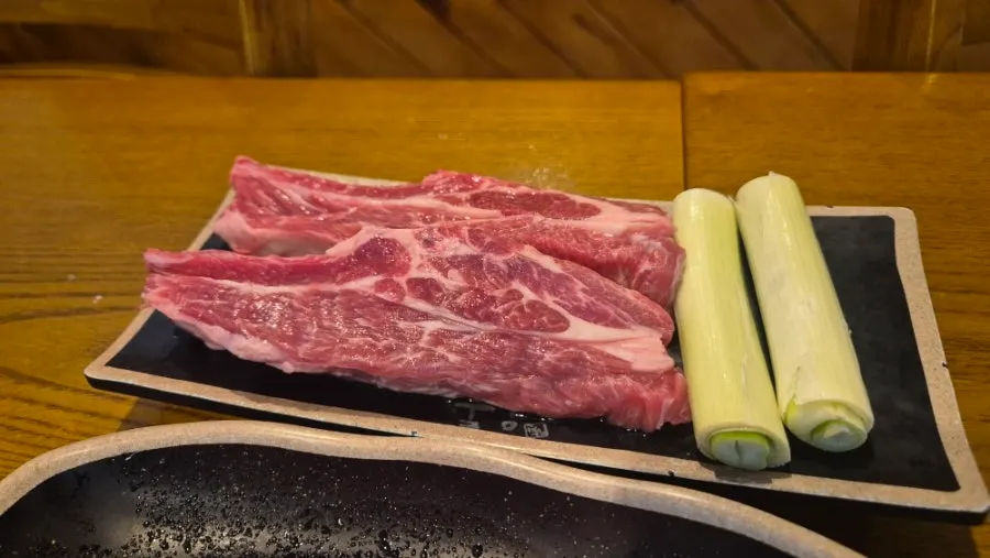 양꼬치 소스와 콩가루 접시