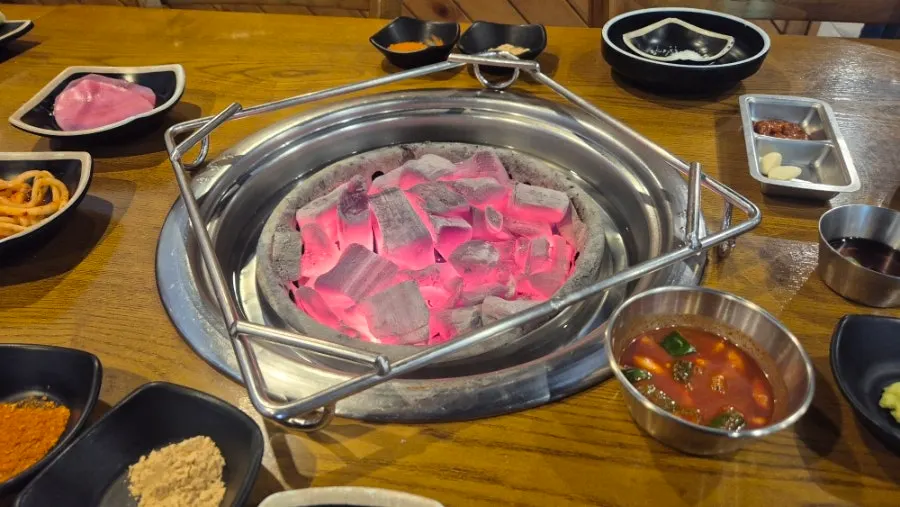 붉게 달아오른 숯불