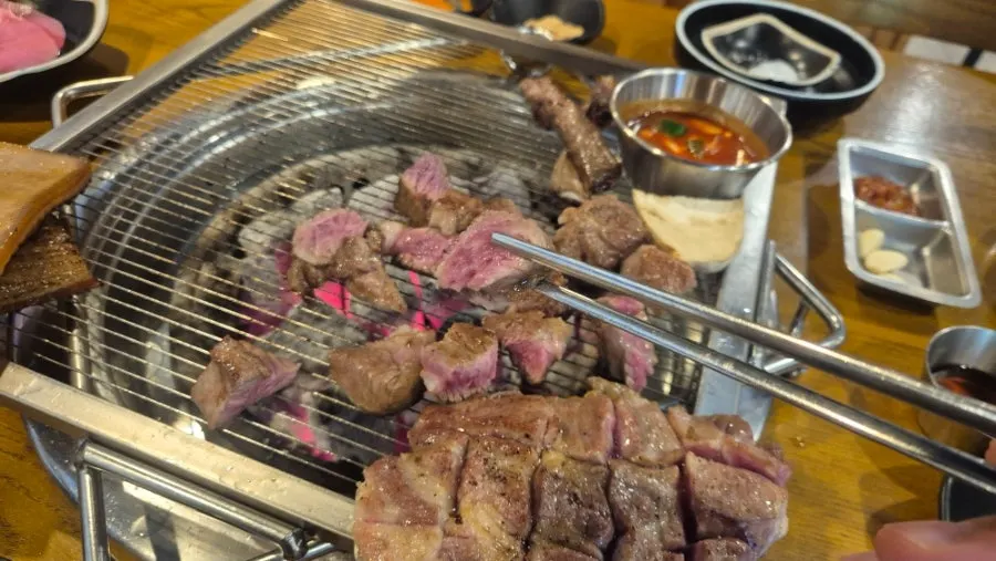 숯불에 올린 호주산 양갈비