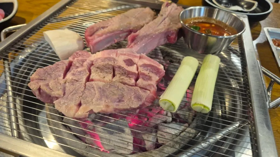 구워진 양갈비 단면