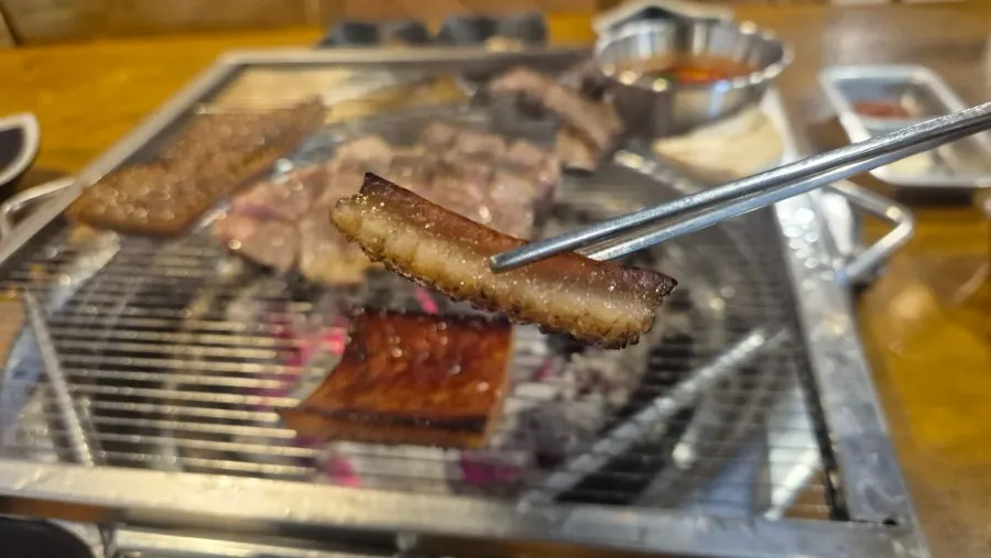 숯불에 굽는 두툼한 껍데기