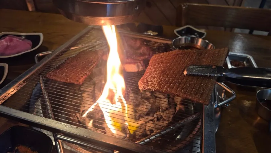 와사비를 올린 껍데기 한 점