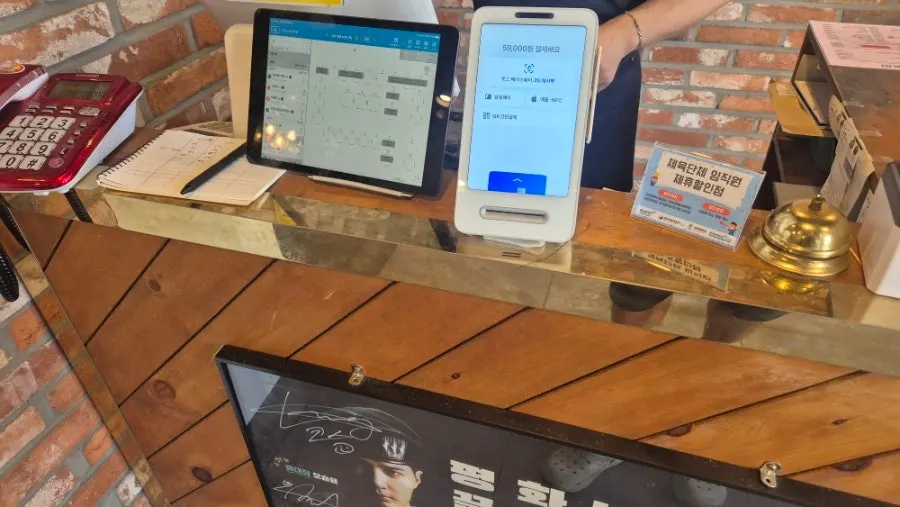 숯불에 함께 구워지는 고기들