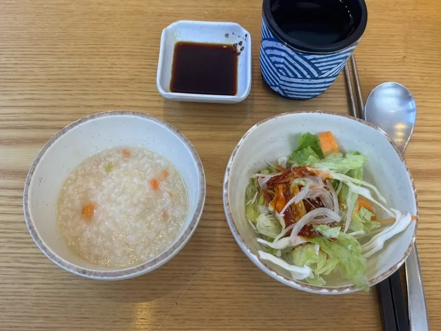 Pre-meal porridge and gochujang-vinegar salad served first