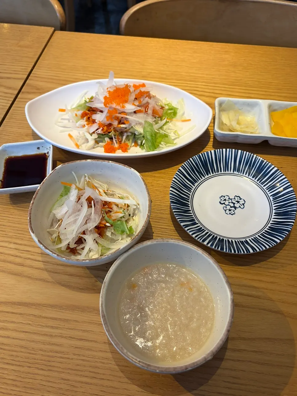 야채죽과 미니 비빔국수, 연어 비빔 샐러드