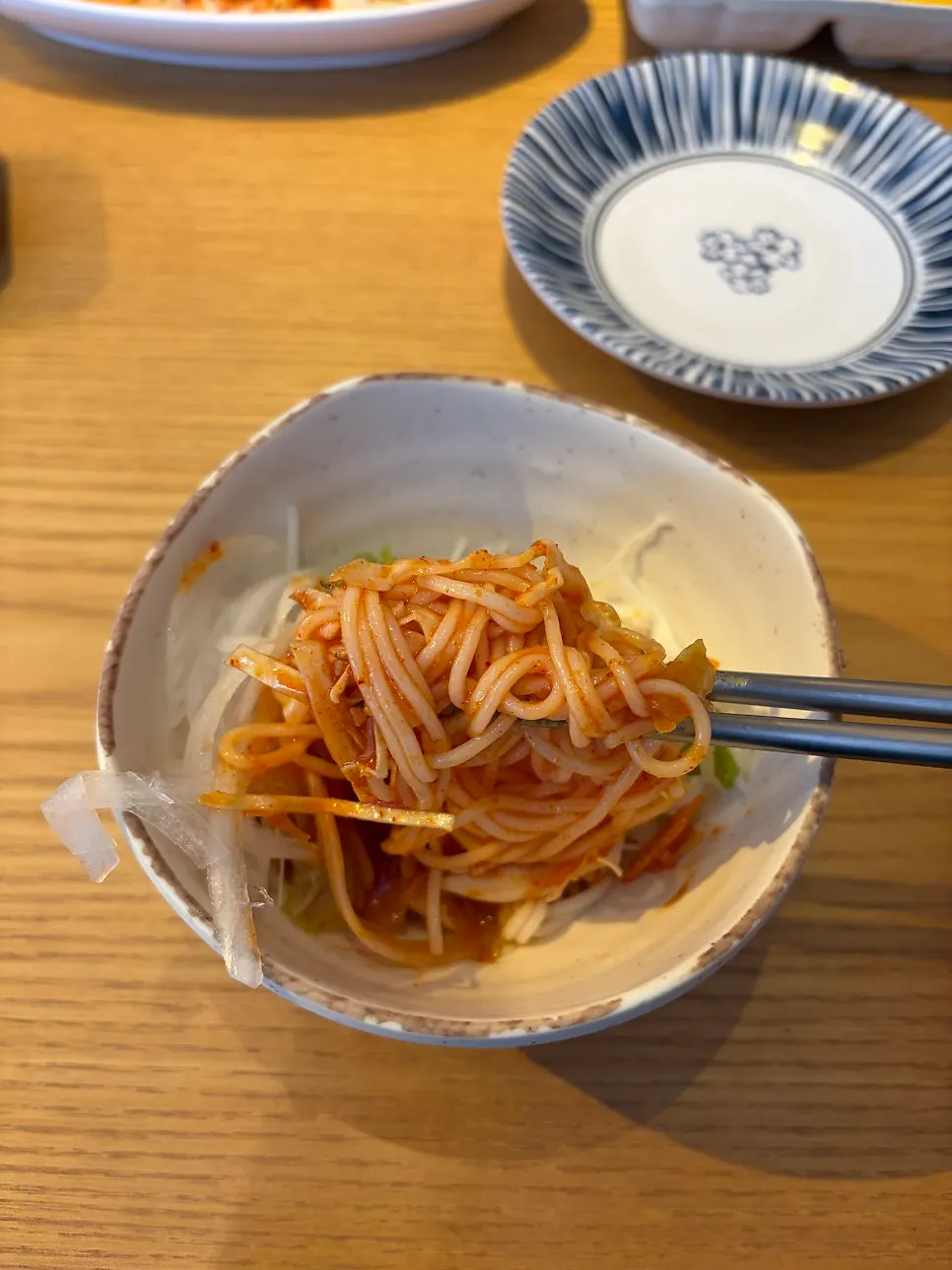 양념에 비벼진 비빔 국수 한 그릇