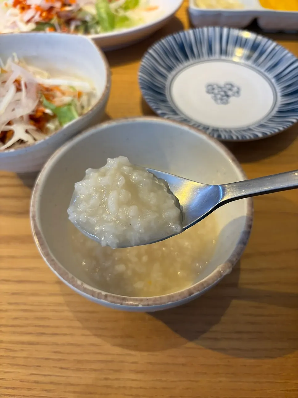 당근과 야채가 들어간 따뜻한 야채죽