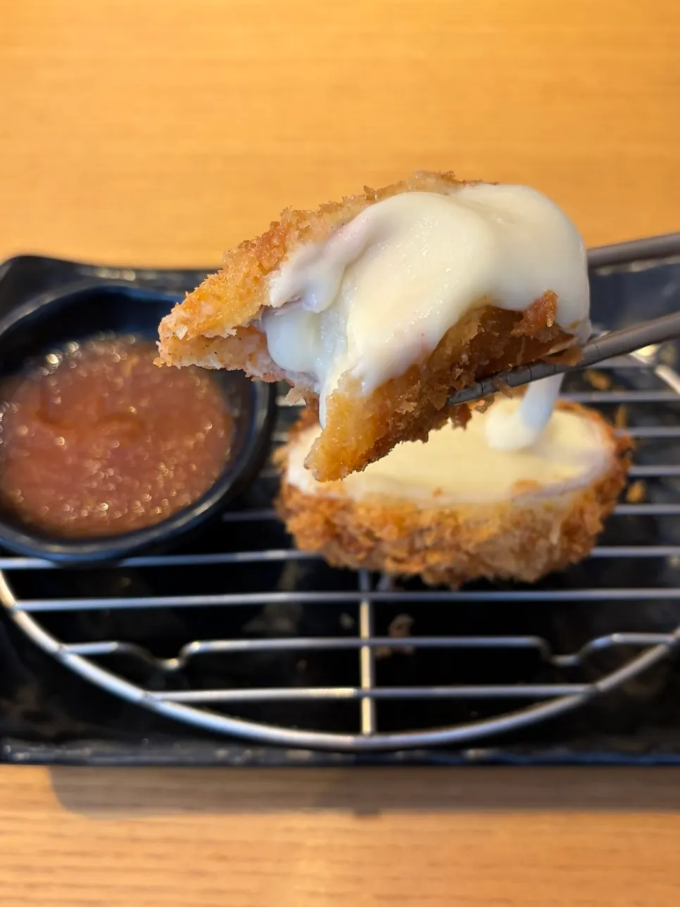 치즈가 흘러내리는 수제 치즈 돈까스 단면