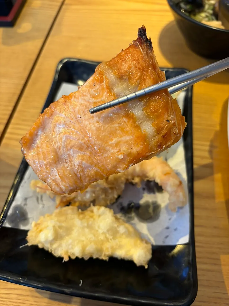 노릇하게 구워진 연어구이