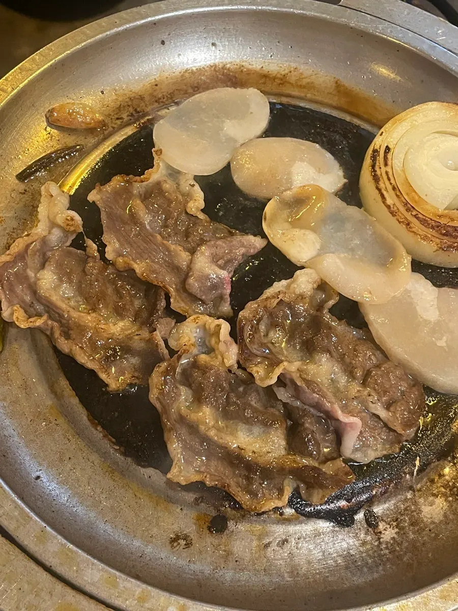 Grilling beef brisket and scallop together on the grill plate
