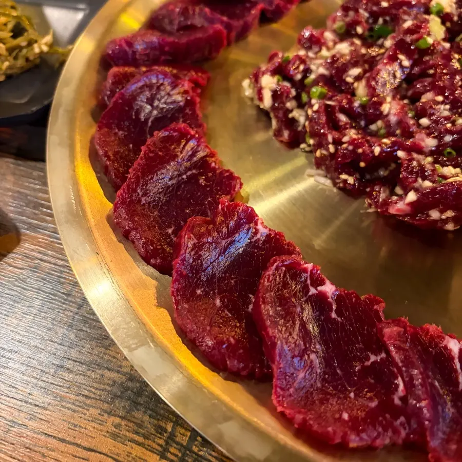 Plate of thickly sliced raw beef mungtigi