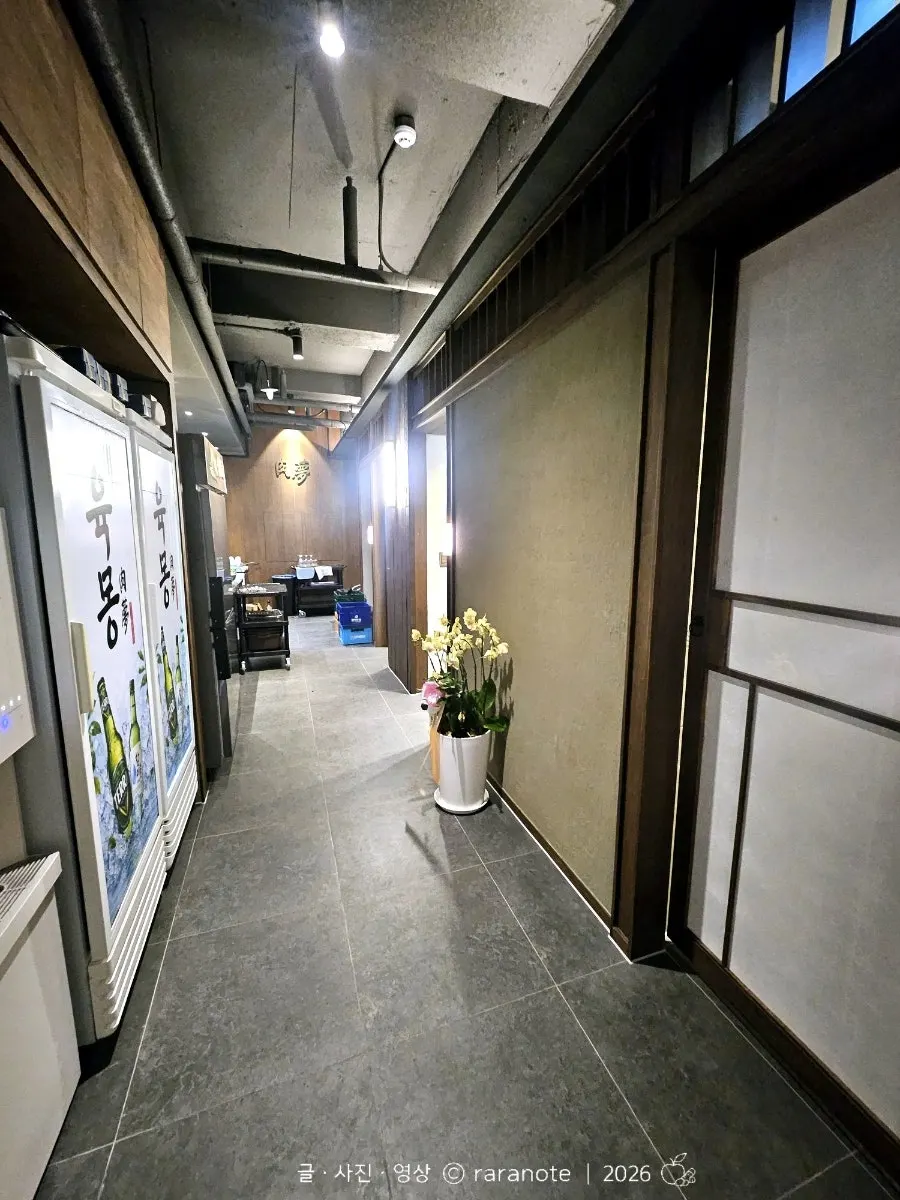 Private room seating in the basement of Yukmong Bangi Direct Branch