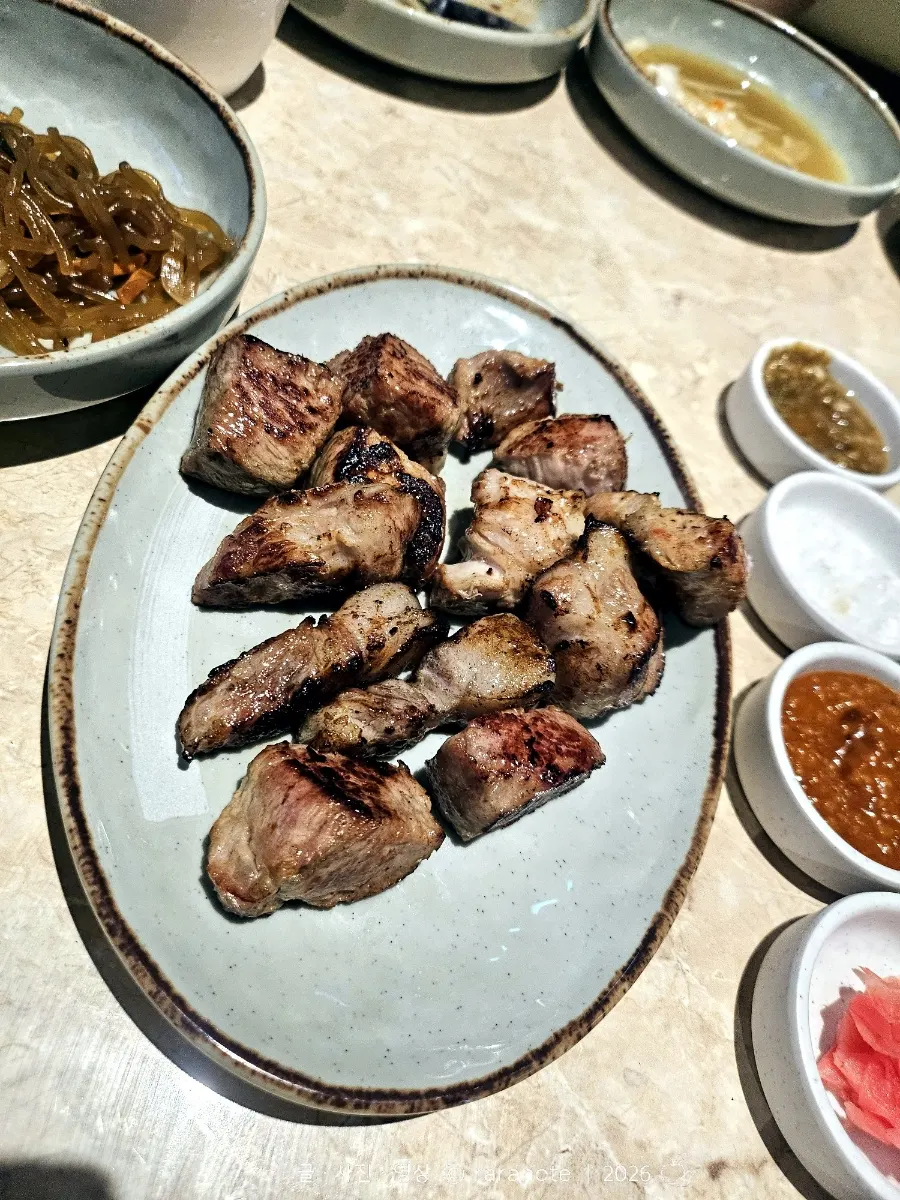 Grilled snow pork neck cut into bite-sized pieces