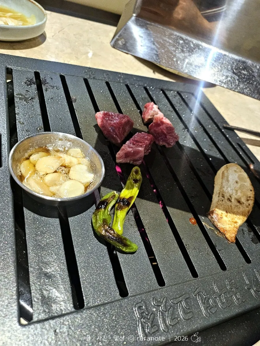 A single mushroom and hanwoo sirloin on the grill