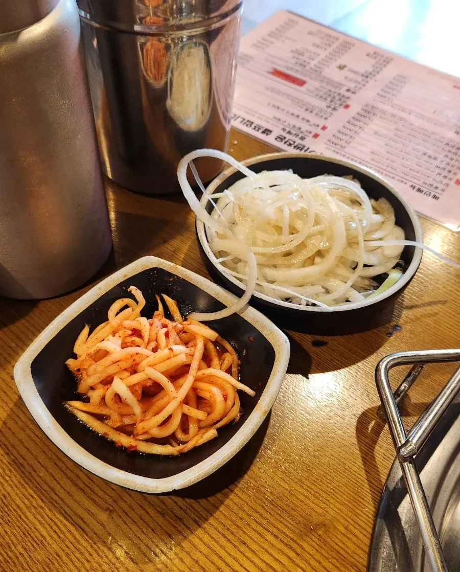 밑반찬과 눈꽃갈비 상차림
