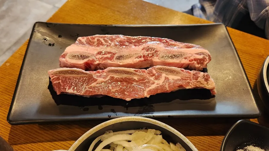 접시에 담긴 눈꽃갈비