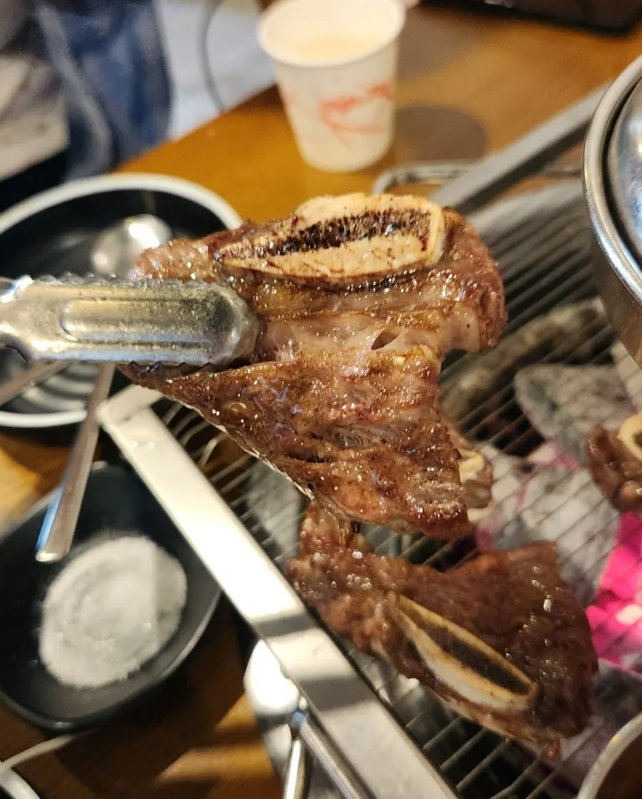 숯불 위에 올린 눈꽃갈비
