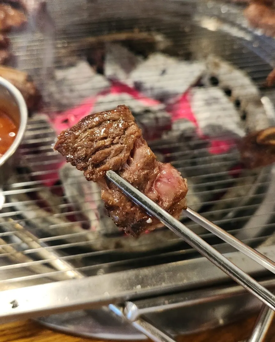 숯불에서 굽는 눈꽃갈비