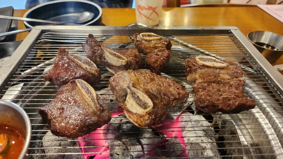 노릇하게 구운 눈꽃갈비와 뼈 부위