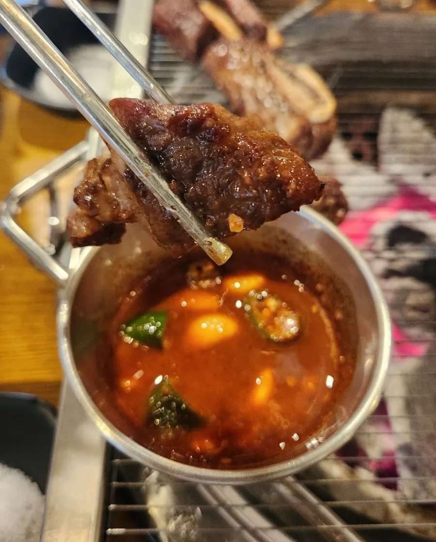 눈꽃갈비와 곁들임 소스