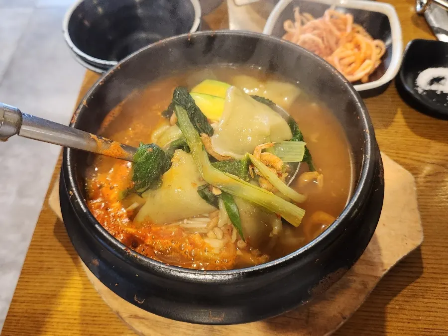 뚝배기에 담긴 해장 털레기 수제비