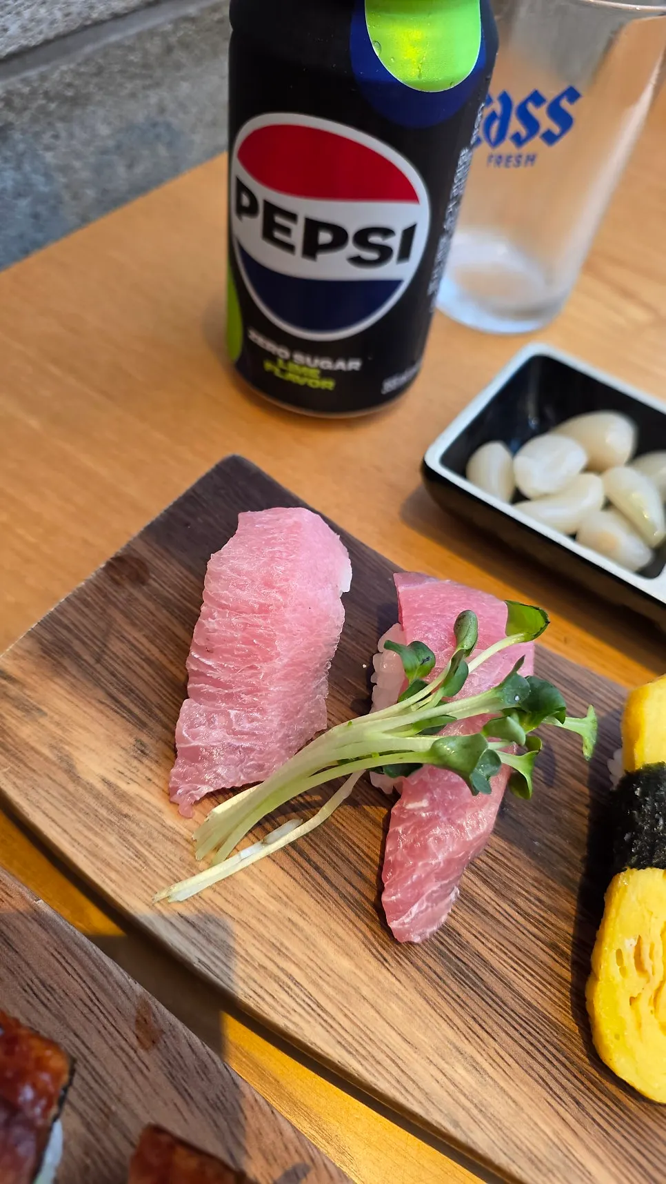 以鰻魚壽司為主的餐點組合