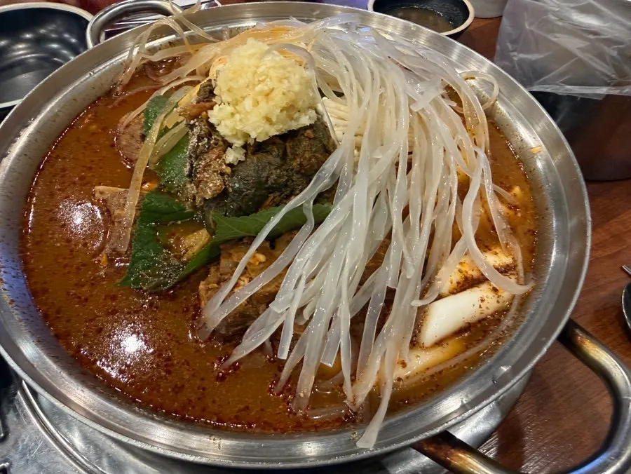 넓고 깊은 전골냄비 감자탕