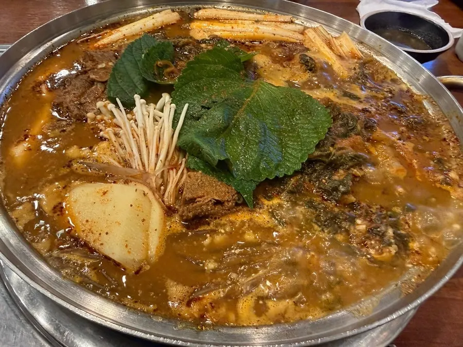 우거지와 사리가 든 감자탕